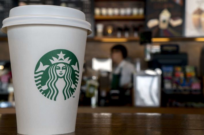 Starbucks 宣佈為旗下店鋪加裝 Qi 標準的無線充電產品，令 Powermat 警覺大勢已去。
