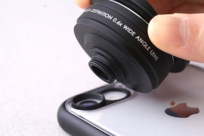 使用特製手機殼連接環，把外置鏡頭裝在手機上。