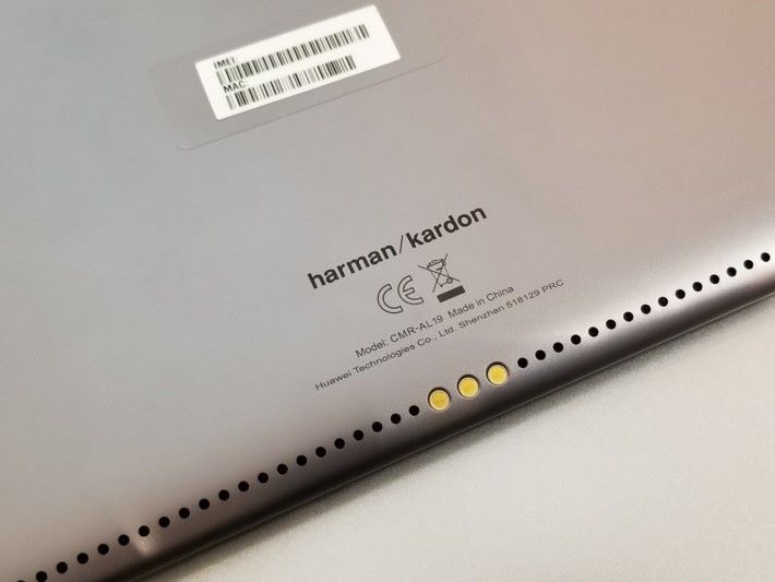  harman / kardon 技術的Mini Sound Bar 立體聲喇叭，支援 Hi-Res Audio 播放。