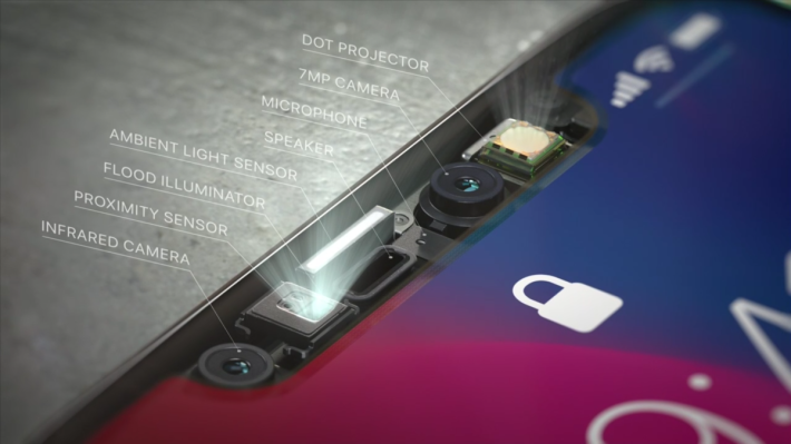 iPhone X 的「M 字額」具備多種先進的鏡頭與感應器，都是用來準確辨識容貌，但 ASUS ZenFone 5 的「M 字額」就沒有任何特別用途。