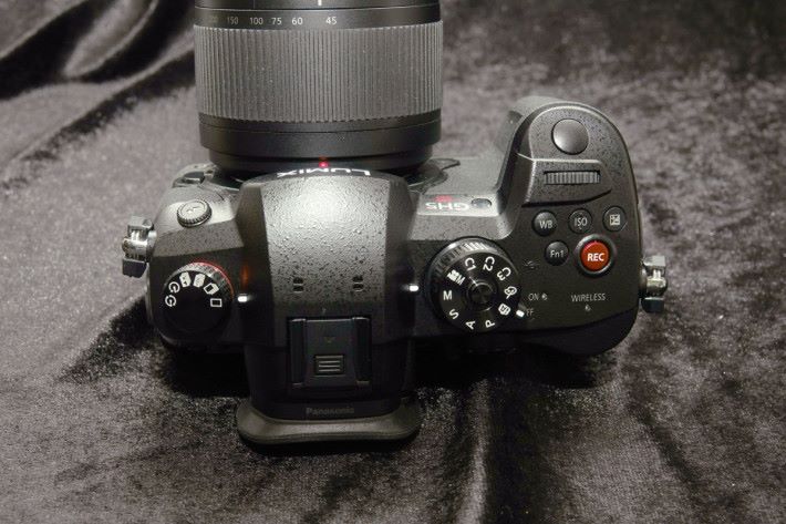 相機頂部除了紅色標示之外，與 GH5 相同。