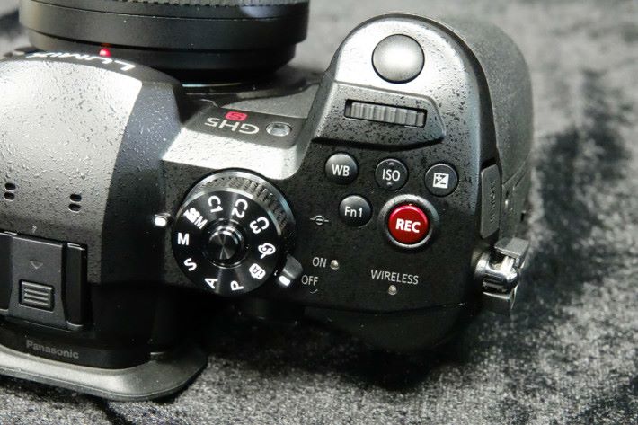GH5s 的攝錄按鍵以全紅色設計，非常搶眼。