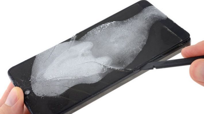 Andorid 之父設計的 Essential Phone 在維修時先要把屏幕拆爛才能修理。