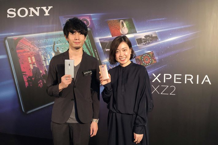Sony 設計師石津雄登（左）與 UX Product Planning 金子夏海（右）表示，XZ2 的 「Ambient Flow」機身設計由過往進化，可呈現著不同的質感，亦為用戶帶來更佳的使用體驗。