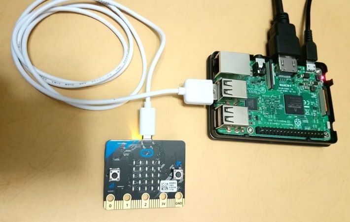 Step 2：如圖使用 USB 線將 Micro:bit 與樹莓派連接。
