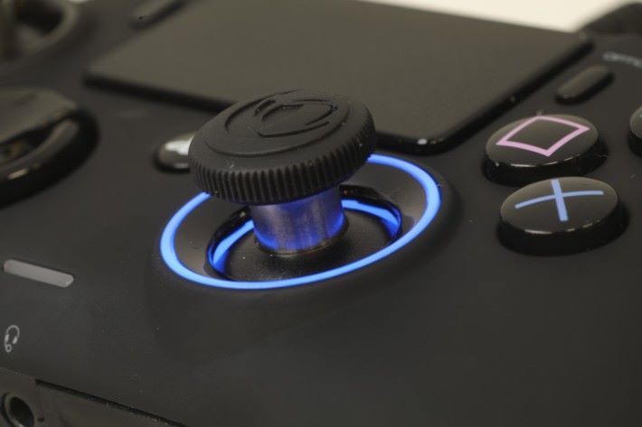 PS4 模式時右方類比桿燈光為紅、藍二色，PC 模式則為紫色。