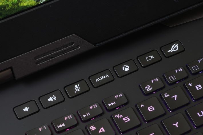 鍵盤上方設有「Xbox 鍵」，可以配合 Xbox One 手掣使用，並能呼喚各種 Xbox Live 功能，特別適合「手掣黨」。