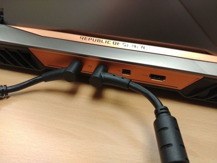 HDMI 及 Mini Display Pro 端子均設於背面，無論要連接高清影視器材，甚至 VR 裝置都相當方便。