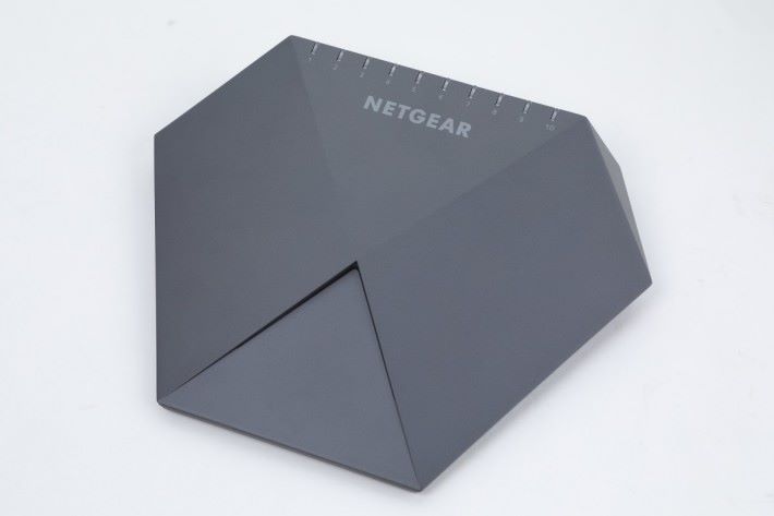 Netgear SX10 採用六角形金屬外殼設計，玩味十足。