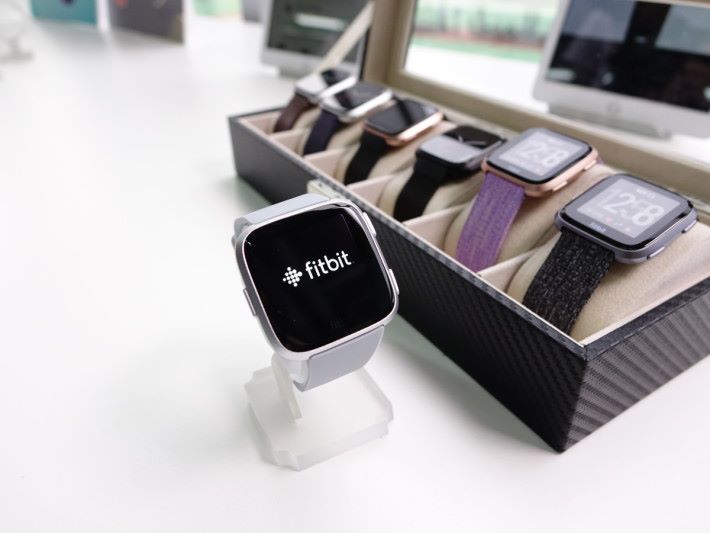 全新的 Fitbit Versa 智能腕錶