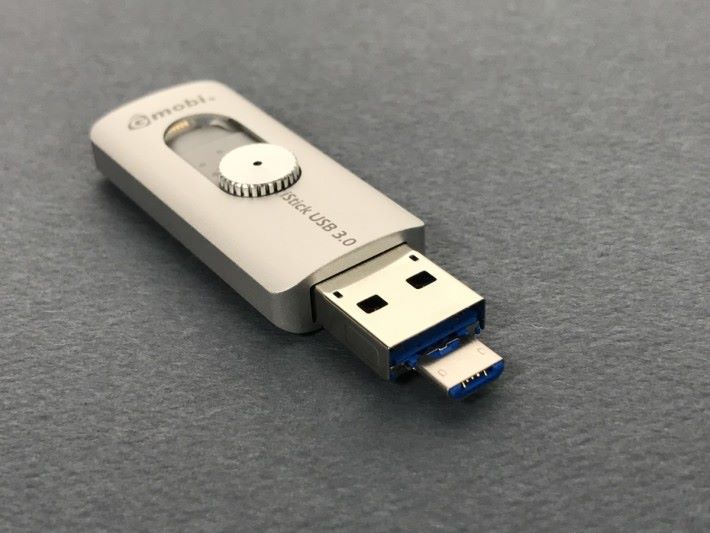 USB-A 插口，暗藏 microUSB 插頭，可以接連大部份 Android 裝置。