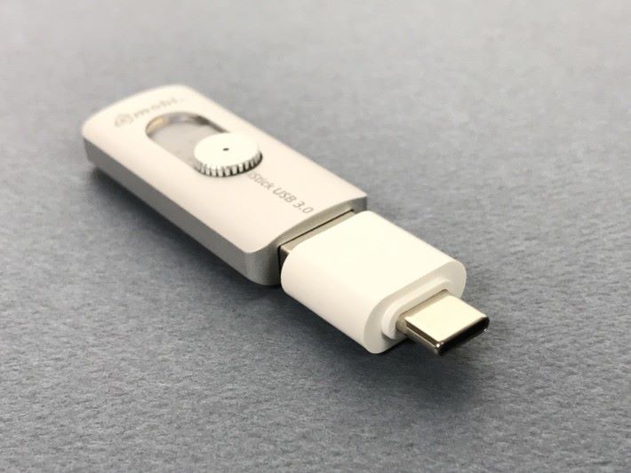 附送 USB-C 轉駁器，方便接連最新型號的手機及電腦。