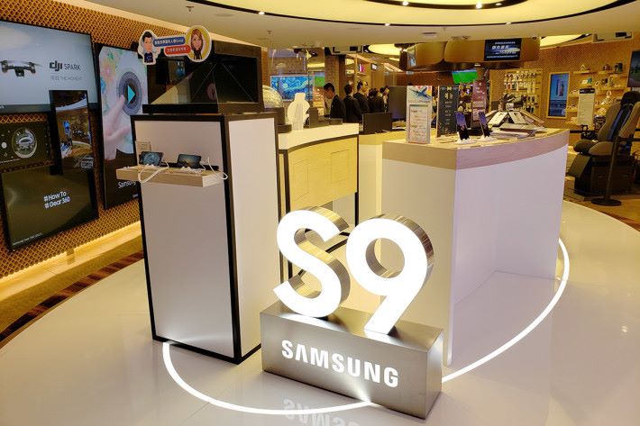 csl 於「io.t by HKT」概念店開設獨家「Galaxy S9 / S9+互動展示專區」，給對 Galaxy S9 / S9+ 有興趣的用戶體驗新機各種功能。