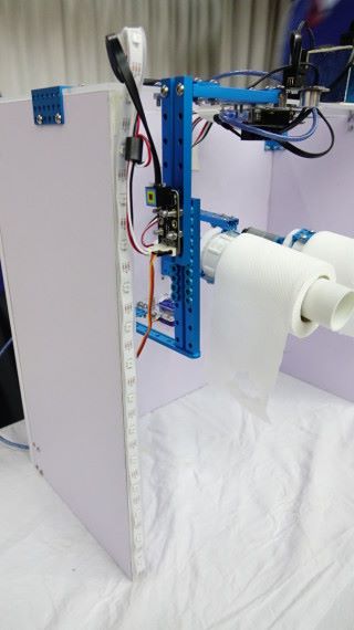 經由頂部的超聲波感測器深測廁紙厚度，可正確用燈顯示狀況及捲出廁紙。