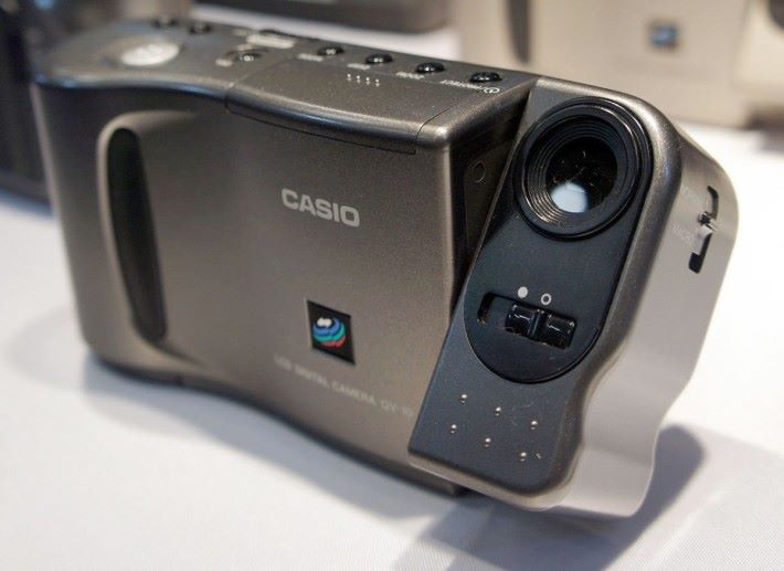 Casio 於 1995 年推出全球首部配備液晶屏幕的數碼相機 QV-10