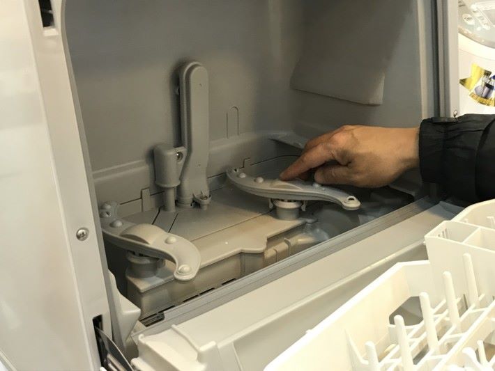 有些自動洗碗碟機是雙獨立旋轉噴嘴，設有如公園裡的噴水裝置，能夠加大噴水範圍，有助帶來更全面洗淨效果。