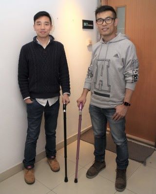 梁渭聲（左）及林鴻傑認為智能拐杖必須有貼心的設計，為用戶日常生活帶來更大的方便。