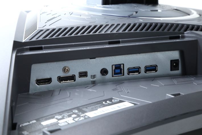 端子方面提供 HDMI、Display Port 及 mini Display Port 各一組，玩家也能連接各式 USB 裝置，例如手掣或耳機。