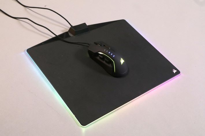 Corsair MM800 系列滑鼠墊內藏 LED 燈條，可以在邊緣透出不同的燈光效，正好與 RGB 的滑鼠配成一對。