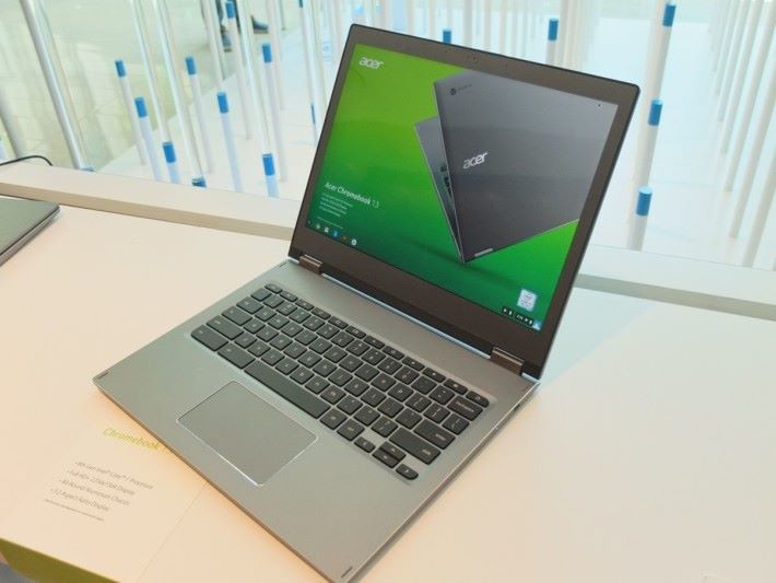 Chromebook 13 可以說是簡化版本，刪除筆觸功能之餘，也提供 Pentium 及 Celeron 處理器版本。