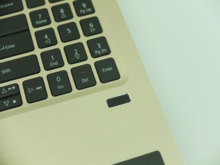 鍵盤右下角位置設有指紋識別，用戶可以一觸登入及解鎖系統。
