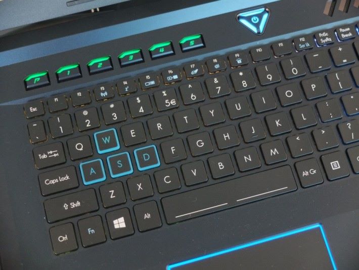 鍵盤共有 4 個發光區域，RGB 背光燈可作 1,680 萬色變化，並且具備 18 鍵防衝突設計，玩家也能透過軟件自訂最多 5 組編程專用按鍵。