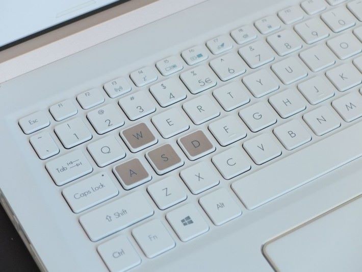 鍵盤同樣設有背光燈，並且「WASD」鍵以金色強化標示，看起來簡約清新。