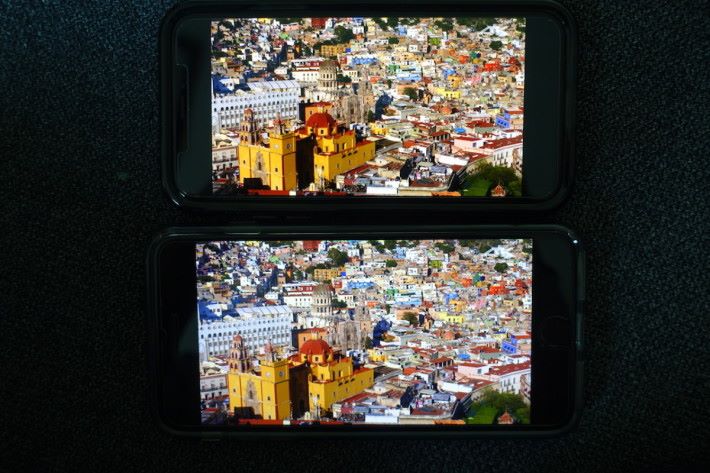 ．透過相機翻拍，iPhone X （上方）畫面細節比較豐富，而下方的 iPhone 7 Plus 整體畫面比較光。