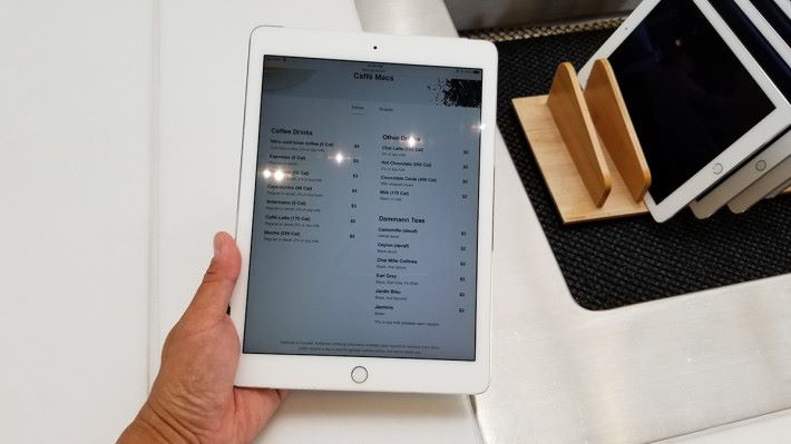 於點餐處拿起 iPad 便見到餐牌，有 Drinks 及 Snacks 兩個選項。