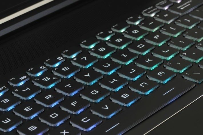 GT63 的鍵盤能夠對應 SteelSeries Engines 3 技術，玩家能自訂快鍵功能及燈光效果。