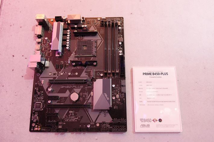 ASUS PRIME B450-PLUS， 支援 4x DDR4 3200(OC) 及 1x M.2 插槽。