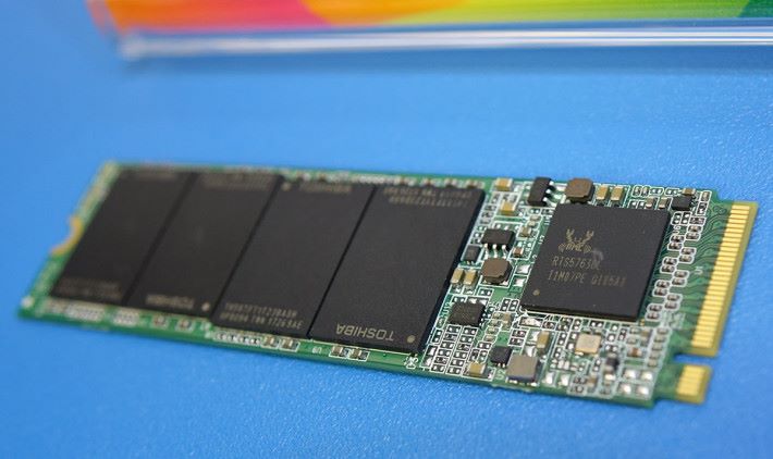 RTS5763DL M.2 參考方案，卡上只有 Toshiba 的 NAND Flash ，而不帶 DRAM 。