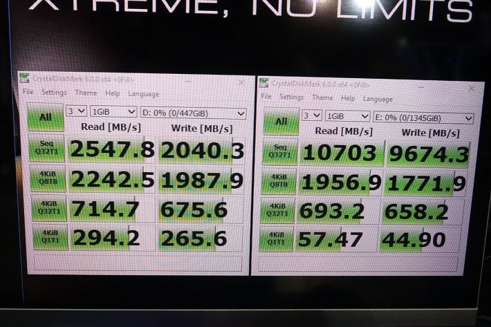 ASRock 實測了 4x M.2 Optane SSD 905 RAID 性能（右）， 10,703MB/s 讀取、 9674.3MB/s 的寫入性能明顯超出左邊的一般 M.2 許多。