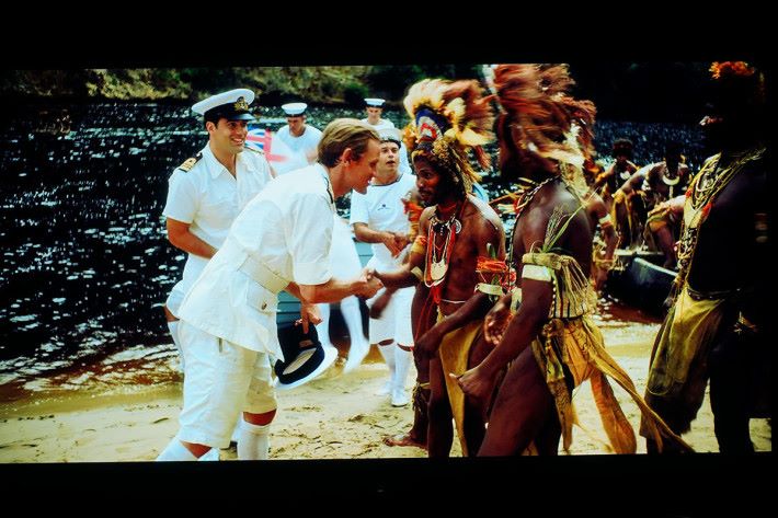 Netflix 另一 4K 影片《皇冠》第二季，海軍制服的白色和非洲土人身上服飾，表現十分理想。