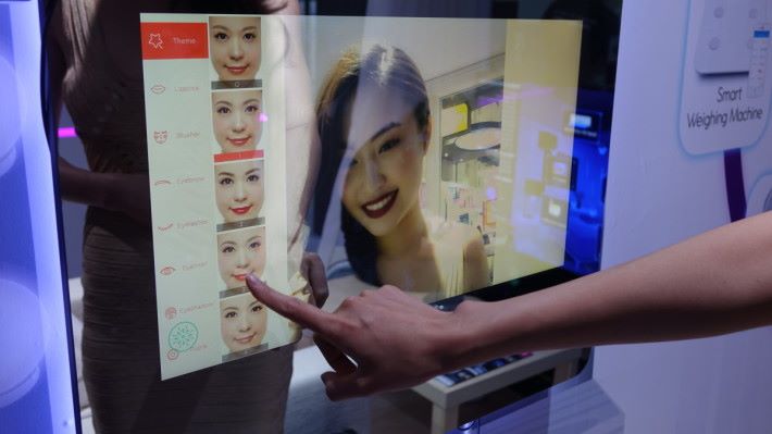 智能魔鏡方案於今年被化妝品名牌 Estee Lauder 採用，他們會用這面鏡來為客人示範預覽化妝品效果。
