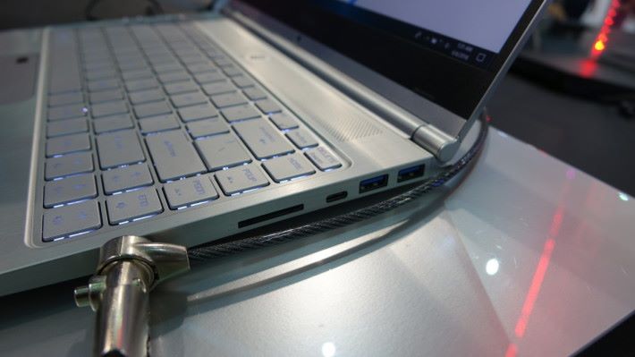 Ultrabook 最令人頭痛的是沒有 USB Type-A 埠，MSI PS42 就提供兩個。
