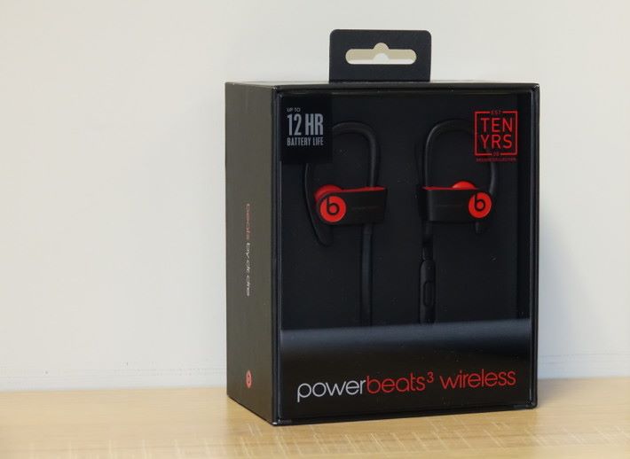 Powerbeats3 Wireless 及其他系列耳機已換上「TEN YRS」的 Decade Collection 包裝，好易認。