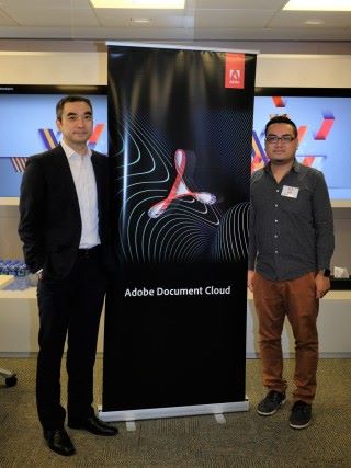 Adobe 香港及台灣區數碼媒體總經理陳育明（左），與 Adobe 香港及台灣區高級數碼媒體技術工程顧問黃耀興（右），於記者會上介紹 Adobe Sign 和 Adobe Scan 功能。