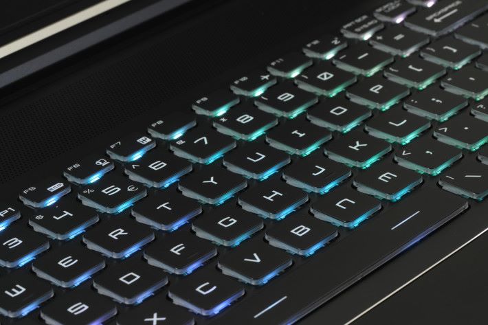 GT63 的鍵盤能夠對應 SteelSeries Engines 3 技術，玩家能自訂快捷鍵及燈光效果。