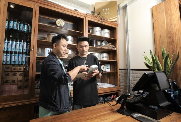 OVERLAB 採用 HKT Merchant Services 的智能 POS，因其方便又夠靈活，在店內店外都可為客戶處理結帳。