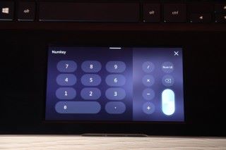 ScreenPad 數字鍵功能，比按筆電鍵盤上的橫排數字方便。