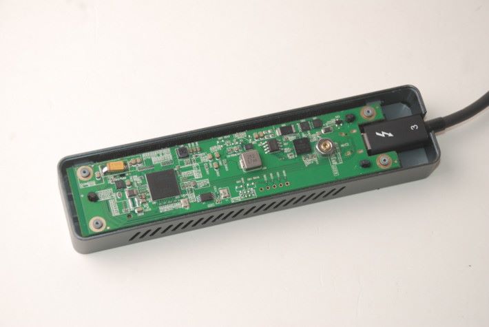 PCB 設計比相像中複雜，包括 Thunderbolt 3 晶片等等。