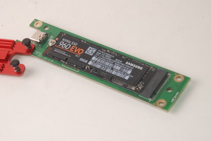 500GB 型號採用效能次之的 Samsung 960 EVO 。