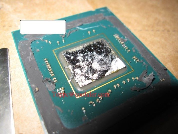 以前的 Intel HEDT 平台 CPU 採用錫焊散熱，圖為 2013 年 Ivy Bridge-E 的 i7-4960X。Source：Coolaler