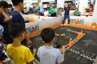 同樣是香港科技大學提供的不倒翁搖控車對小朋友來說十分吸引，並且能用FPV瀏覽。