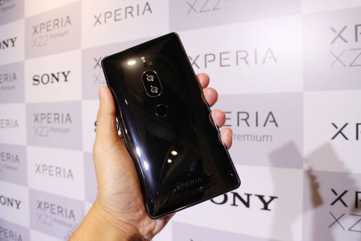 作為自家第一款雙鏡頭手機，XPERIA XZ2 Premium 配備了 19MP 彩色感光元件及 12MP 黑白感光元件。