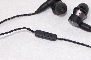 耳機線設有連咪高峰的一鍵線控，可作電話及音樂的操作。