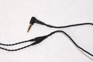 耳機兩邊以「Y」型線連接，插頭為「L」頭。