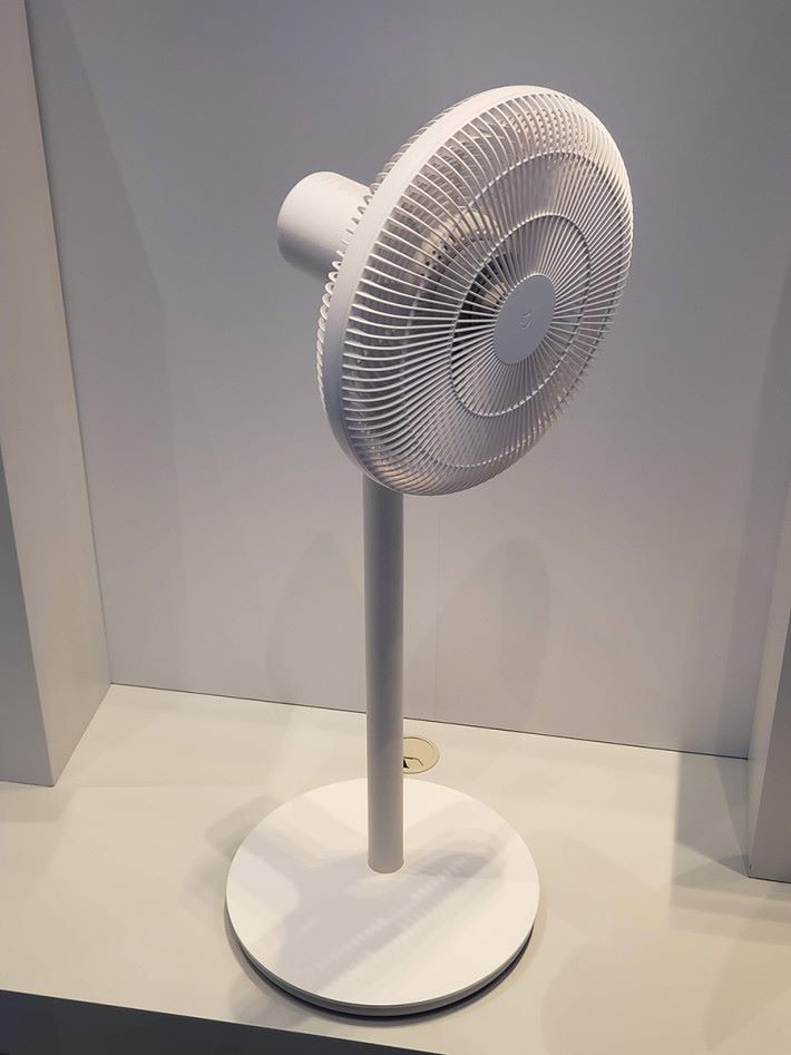 米家智能電風扇「座地式」，採用翼型剖面7羽葉扇葉，直流電機輸出穩定強勁風源，當然也支持智能應用程式控制，定價$519。