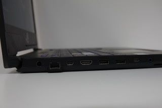 左方有一組 Mini DP、HDMI、兩組 USB 3.1 及一組 USB 3.1-Type C。